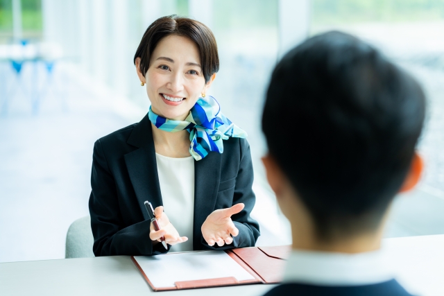 接客カウンターで対応するスタッフの様子